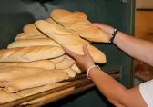 Colocando el pan para su venta