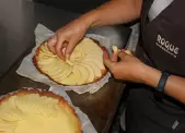 Cubriendo la tarta con manzana