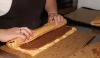 Enrollando el brazo de chocolate