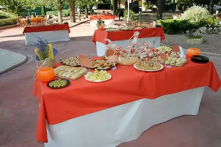 Productos de catering artesanos servidos en bandejas sobre mesa adornada